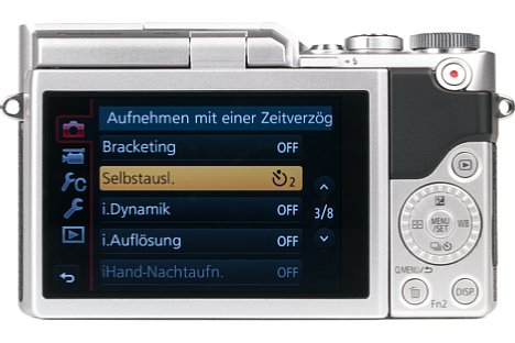 Bild Auf einen Sucher muss man bei der Panasonic Lumix DC-GX800 verzichten. Dafür lässt sich der 7,5 Zentimeter große Touchscreen um bis zu 180 Grad nach oben klappen, was bodennahe Aufnahmen sowie Selfies erleichtert. [Foto: MediaNord]