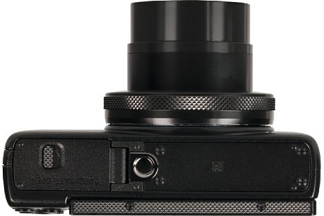 Bild Das Stativgewinde der Canon PowerShot G7 X sitzt abseits der optischen Achse. Montiert man die Kamera auf einem Stativ, kann die Klappe zum Akku- und Speicherkartenfach nicht geöffnet werden. [Foto: MediaNord]