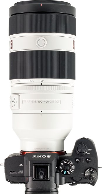 Bild Der Zoomring des Sony FE 100-400 mm F4.5-5.6 GM OSS liegt ergonomisch in der Mitte, der Fokusring und die Schalter und Tasten lassen sich sehr gut erreichen. [Foto: MediaNord]
