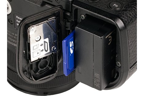 Bild Akku und Speicherkarte werden bei der Panasonic Lumix DMC-GX8 im gemeinsamen Fach an der Unterseite der Kamera entnommen. Auch hier schützt eine Dichtung vor dem Eindringen von Spritzwasser. [Foto: MediaNord]