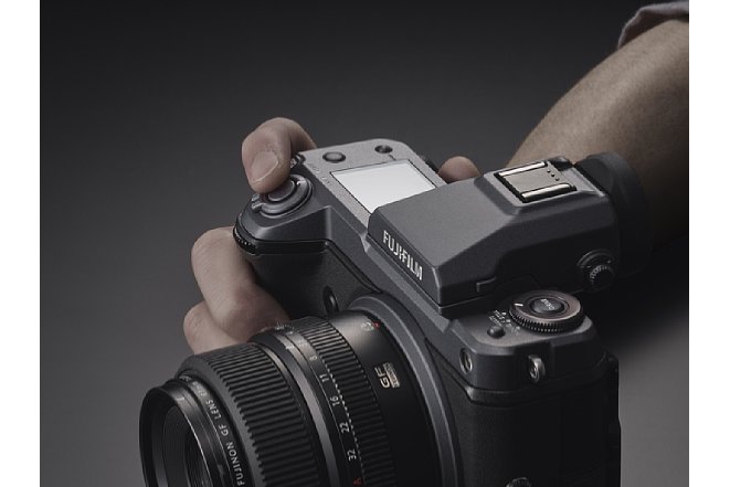 Bild Trotz ihrer Größe und ihres Gewichts lässt sich die Fujifilm GFX100 sehr gut handhaben. Mit 1,4 Kilogramm ohne Objektiv ist die Kamera für Ihre Klasse sogar noch relativ leicht. [Foto: Fujifilm]