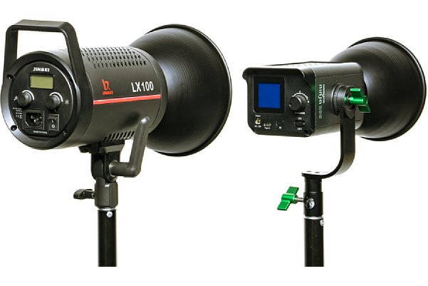 Bild Größenvergleich zwischen Jinbei LX100 (links), einer 60W-LED-Leuchte mit normalem, großen Bowens-Bajonett und dem Weeylite Ninja 200 mit kleinem Bajonett, auch der Standard-Reflektor ist entsprechend geschrumpft.. [Foto: MediaNord]