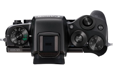 Bild Als erste EOS-M-Kamera besitzt die Canon EOS M5 einen eingebauten Pop-Up-Blitz (Leitzahl 5) sowie einen elektronischen Sucher, der 2,36 Millionen Bildpunkte auflöst. [Foto: Canon]