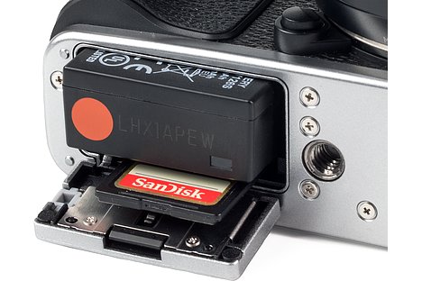 Bild Akku und SD-Speicherkarte werden bei der Fujifilm X-E3 an der Unterseite entnommen. Man sollte auf eine schnelle UHS-I-Speicherkarte achten, um die bis zu 60 MB/s schnelle Kamera nicht unnötig auszubremsen. [Foto: MediaNord]