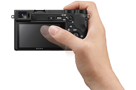 Bild Der klappbare Touchscreen der Sony Alpha 6500 ermöglicht Aufnahmen aus bodennahen sowie Über-Kopf-Perspektiven. Der Touch-Autofokus funktioniert auf bei Verwendung des OLED-Suchers. [Foto: Sony]