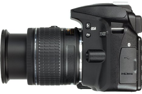 Bild Mit einem Micro-USB- sowie einem Mini-HDMI-Anschluss bietet die Nikon D3400 nur sehr wenige Schnittstellen. [Foto: MediaNord]
