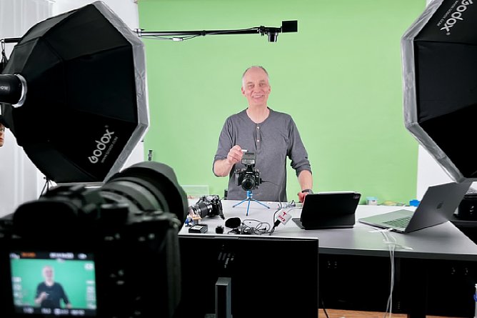Bild Michael Nagel beim Videodreh des Videos "Perfekt blitzen mit dem Fujifilm X-System". [Foto: MediaNord]