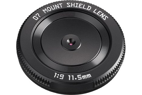 Bild Das Pentax Mount Shield Lens 1:9 11.5 mm ist ein neues Objektiv für die Q7, es zeichnet nur in der Bildmitte scharf. [Foto: Pentax]