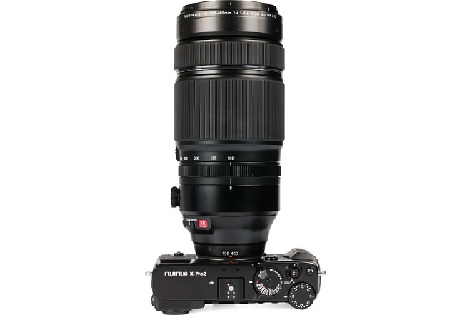 Bild Das Fujifilm XF 100-400 mm F4.5-5.6 R LM OIS WR besitzt zahlreiche Bedienelemente, der breite Zoomring ist dabei das dominanteste. [Foto: MediaNord]