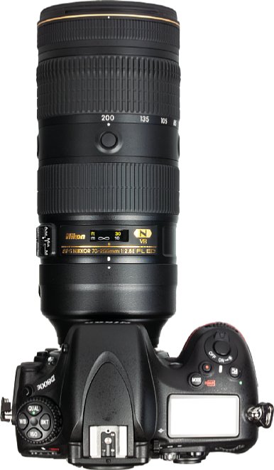 Bild Auf der Oberseite verfügt das AF-S Nikkor 70-200 mm 1:2.8E FL über ein Fokusfenster. An der Nikon D800E macht das Teleobjektiv eine ausgesprochen gute Figur. Trotz der Größe lässt sich mit der Kombination ergonomisch angenehm arbeiten. [Foto: MediaNord]