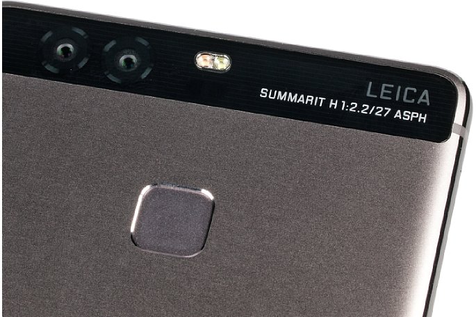 Bild Die Rückseite des Huawei P9 im Detail: Dort den Fingerabdrucksensor (unten im Bild) unterzubringen, finden wir nicht ideal. Oben erkennt man das Doppelkamera-System inklusive Doppel-LED-Blitz. [Foto: MediaNord]