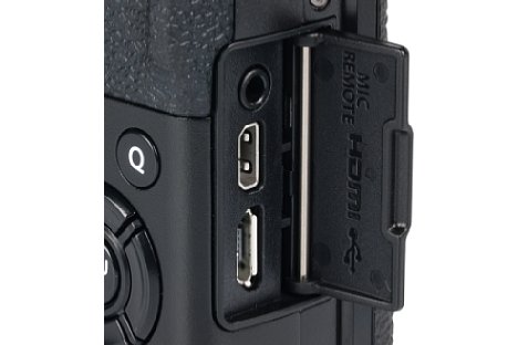 Bild Über den Micro-USB-Anschluss lässt sich die Fujifilm X70 mit jedem USB-Ladegerät laden. Außerdem zeigt sie Bilder per HDMI auf Flachbildfernseher und erlaubt wahlweise den Anschluss eines Kabelfernauslösers oder eines Stereomikrofons (2,5 mm Klinke). [Foto: MediaNord]