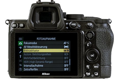 Bild Der rückwärtige Touchscreen der Nikon Z 5 lässt sich nach oben und unten klappen, bietet aber keine Selfie-Position. Beeindruckend groß und hochauflösend zeigt sich der elektronische Sucher. [Foto: MediaNord]