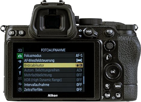 Bild Der rückwärtige Touchscreen der Nikon Z 5 lässt sich nach oben und unten klappen, bietet aber keine Selfie-Position. Beeindruckend groß und hochauflösend zeigt sich der elektronische Sucher. [Foto: MediaNord]