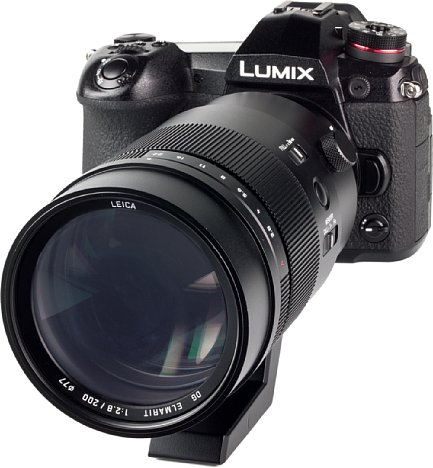 Bild Mit einer Länge von über 17 und einem Durchmesser von fast neun Zentimetern ist das Panasonic Leica DG Elmarit 200 mm 2.8 Power OIS äußerst groß, selbst im Vergleich zur nicht gerade kleinen Lumix DC-G9. [Foto: MediaNord]