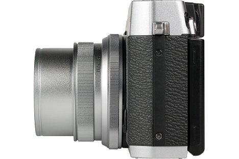 Bild Die Fujifilm X30 zoomt optisch vierfach und deckt auf Kleinbild umgerechnet einen Brennweitenbereich zwischen 28 und 112 Millimetern ab. Gezoomt wird manuell am entsprechenden Zoomring am Objektiv. [Foto: MediaNord]