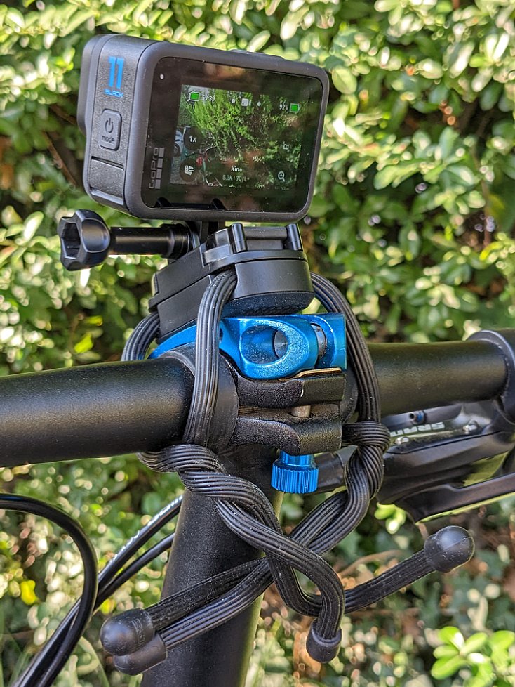 Bild Die GoPro Gumby Universal-Halterung kann mit den "Nite Ize Gear Tie Rubber Twist Ties" genannten Gummi-Bindern an Fahrradlenkern oder anderen rohrähnlichen Objekten befestigt werden. [Foto: MediaNord]