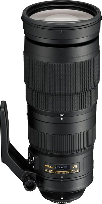 Bild Die Stativschelle gehört beim Nikon AF-S 200-500 mm 1:5.6E ED VR zum Lieferumfang und sollte ob der Länge und des Gewichts des Objektivs bei Benutzung eines Stativs unbedingt verwendet werden. [Foto: Nikon]