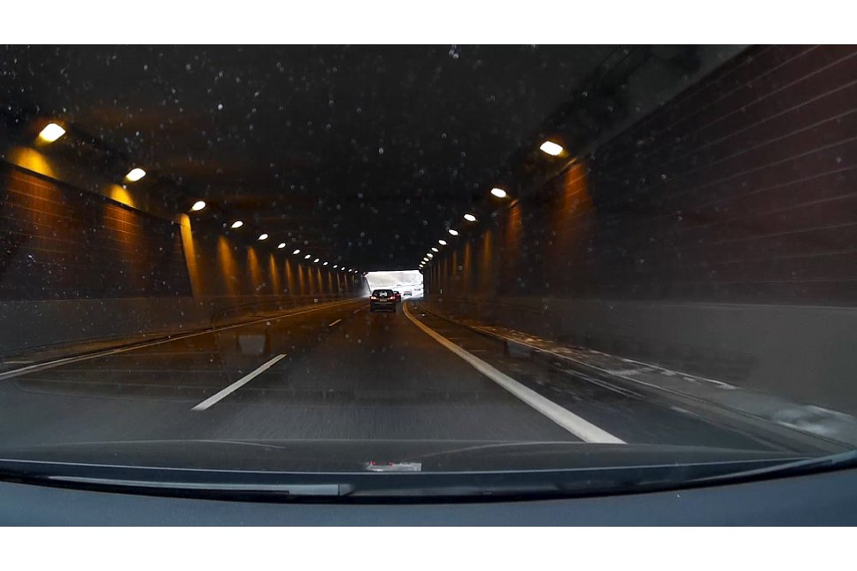 Bild Die Anpassung an wechselnde Lichtsituationen klappt recht gut. Hier fahren wir gerade in einen kurzen Tunnel hinein ... [Foto: MediaNord]