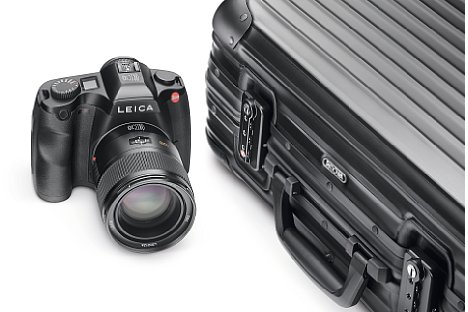 Bild Die Leica S Summicron 100 Edition kommt im edlen Trolley, mit Gravur und mit schwarz verchromten Bedienelementen und Trageösen. [Foto: Leica]
