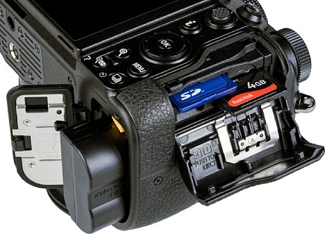 Bild Der mitgelieferte Akku Nikon EN-EL15c reicht für 470 Aufnahmen nach CIPA-Standard und kann über USB-C direkt in der Kamera geladen werden. Die SD-Kartenfächer sind platzsparend leicht versetzt angeordnet. [Foto: MediaNord]
