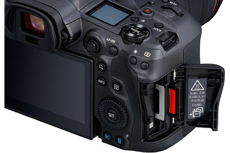 Bild Als Speicherkartenformat kommt bei der Canon EOS R5 CFexpress zum Einsatz, um die großen Datentransferraten bewältigen zu können. Zusätzlich verfügt sie über einen SD-Speicherkartensteckplatz mit Unterstützung von SDHC, SDXC und UHS II. [Foto: Canon]