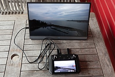 Nach der Umstellung auf "Kameraansicht" gibt die DJI Smart-Fernsteuerung das reine Kamerabild an den HDMI-Ausgang (Clean-HDMI-Out). Im Foto-Modus übrigens im 4:3-Format. Im Videomodus dann, wie hier gezeigt, formatfüllend als 16:9-Bild. [MediaNord]