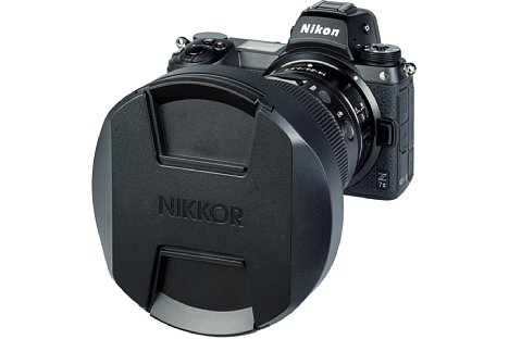 Bild Des Weiteren liegt dem Nikon Z 14-24 mm F2.8 S der große Stülpdeckel LC-K104 bei, der auf die Streulichtblende HB-97 gesteckt werden kann. [Foto: MediaNord]