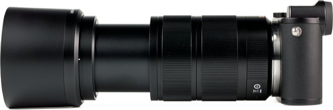 Bild Mit ausgefahrenem Zoom und angesetzter Gegenlichtblende erreicht das Leica Apo-Vario-Elmar-TL 1:3,5-4,5/55-135 mm Asph. eine stattliche Länge von 21 Zentimetern. [Foto: MediaNord]