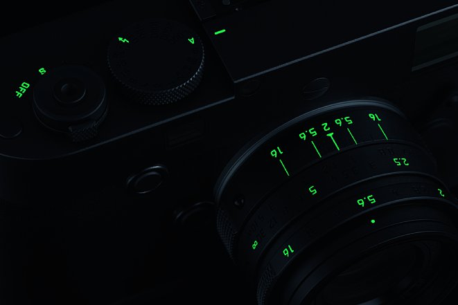 Bild Im Dunkeln sind die fluoreszierend ausgelegten Gravuren der Leica M Monochrom (Typ 246) „Stealth Edition“ deutlich zu sehen. [Foto: Leica]