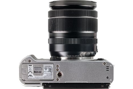Bild Sehr ungünstig platziert hat Fujifilm das Stativgewinde der X-T20. Ab besten holt man sich den passenden griff mit Arca-Swiss-Aufnahme, der zudem die Handhabung der Kamera verbessert. [Foto: MediaNord]