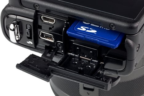 Bild Das Speicherkartenfach sowie die USB- und HDMI-Schnittstelle befinden sich unter einen festen Schiebedeckel beziehungsweise weichen Kunststofflasche. [Foto: MediaNord]