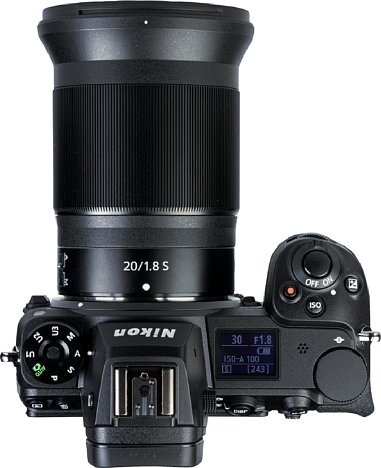 Bild Mit seiner Länge von elf Zentimetern könnte man das Nikon Z 20 mm F1.8 S glatt für ein kleines Teleobjektiv halten. Nur das sich im vorderen Bereich verbreiternde Gehäuse weist auf ein Weitwinkelobjektiv hin. [Foto: MediaNord]