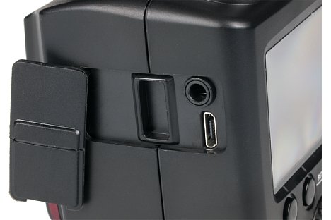 Bild Zu den Anschlüssen des Blitzgeräts gehören neben einer USB-Schnittstelle und einem Blitzsynchronstecker auch ein Anschluss für eine externe optionale Stromversorgung. [Foto: MediaNord]